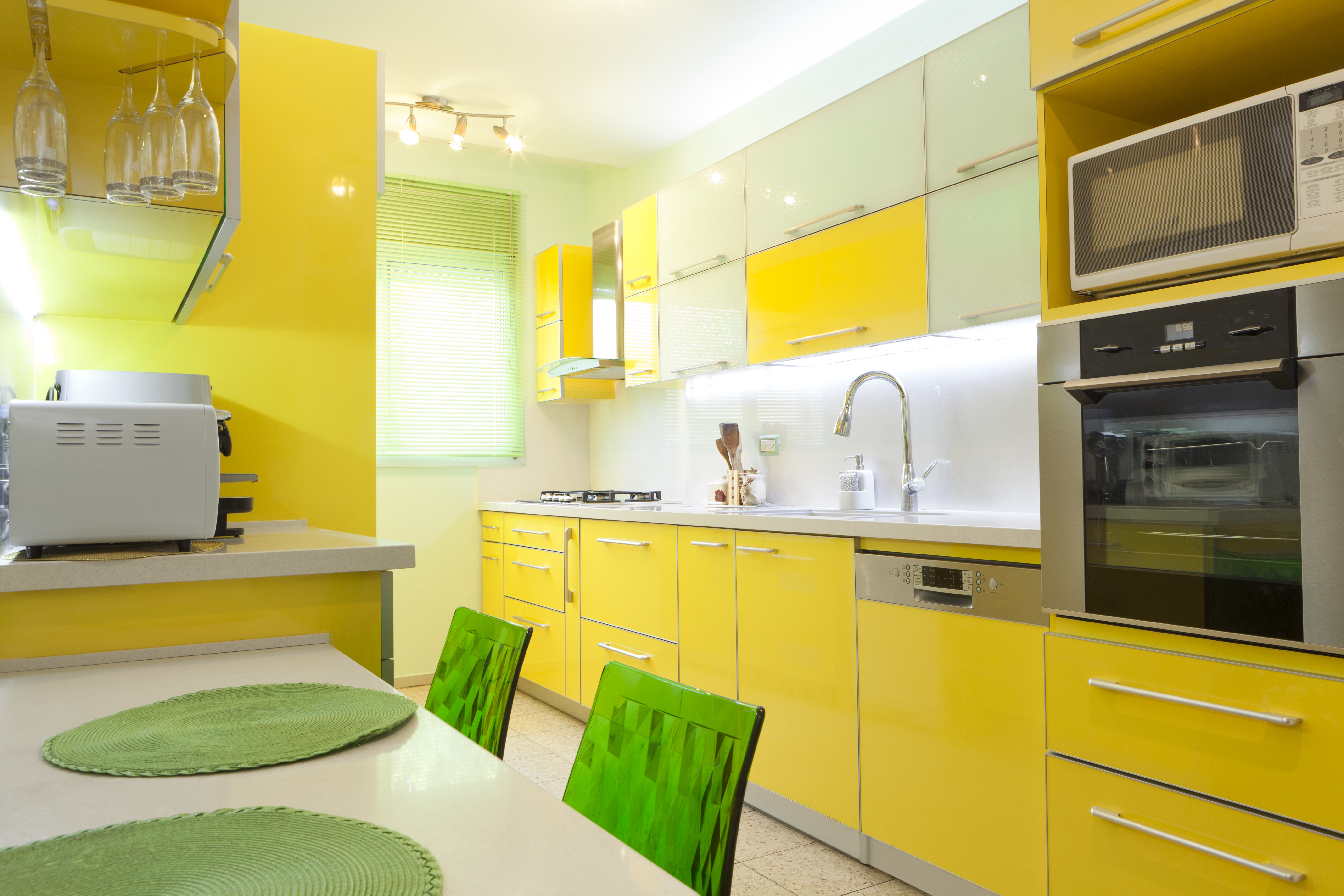 Сочетание лимонного цвета. Желтые кухни. Яркий интерьер кухни. Кухня в желтом цвете. Желтая кухня в интерьере.